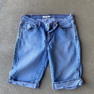 Levi’s Knee Length Soft/Stretchy Denim Shorts 💙